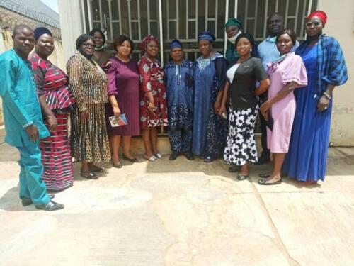 Prof-and-Dr-Mrs-Olatunji-with-family-and-friends-768x576